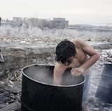Fotograf: Francesco Pistilli     12. -17. Januar 2017    3. Preis im Segment "Serien"  Durch die faktische Schließung der Balkan-Route in die EU strandeten Tausende von Flüchtlingen auf der Suche nach einem neuen Leben in Europa in Serbien. Viele verbrachten den eisigen Winter in baufälligen Lagerhäusern hinter Belgrads Hauptbahnhof. Nach UNHCR-Angaben stieg die Zahl der Flüchtlinge in Serbien von 2000 im Juni 2016 bis zum Jahresende auf über 7000 an. Davon waren rund 85 Prozent in staatlichen Einrichtungen untergebracht, die meisten anderen schliefen in Belgrad auf der Straße.    Hier waschen sich zwei afghanische Flüchtlinge in Belgrad im Freien.