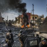 Fotograf: Ivor Prickett  16. Januar 2017 - 16. September 2017  1. Preis im Segment "Serien"  Am 10. Juli, nach monatelangen Kämpfen, erklärte die irakische Regierung Mossul für vollständig vom IS befreit, auch wenn in manchen Stadtteilen noch erbittert gekämpft wurde. Ost-Mossul wurde gegen Ende Januar 2017 befreit; die Rückeroberung von West-Mossul und speziell der dichtbebauten Altstadt, erwies sich als viel schwieriger. Tausende Zivilisten starben im Kreuzfeuer; Überlebende litten unter schwerer Lebensmittel- und Wasserknappheit.    Hier betrachten Soldaten der irakischen Spezialkräfte (ISF) die Folgen eines IS-Selbstmordangriffs mit Autobomben in Ost-Mossul. 