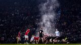 Fotograf: Stephen McCarthy     17. Juni 2017    2. Preis im Segment "Einzelfotos"  Die British & Irish Lions und die Maori All Blacks bei einem Rugby-Spiel im Rotorua International Stadium in Rotorua, Neuseeland.    Alle Spieler der Maori All Blacks müssen eine maorische Abstammung (whakapapa) beweisen. Das Team der British & Irish Lions wird alljährlich von dem Leiter der Tournee aus Spielern aus England, Schottland, Wales und Irland ausgewählt. Dieses Team macht dann eine Tournee durch eine der großen drei Rugby-Union-Nationen der südlichen Halbkugel: Australien, Neuseeland und Südafrika. Das Spiel in Rotorua wurde bei nasser Witterung gespielt und endete mit einem 10:32-Sieg für die Lions.