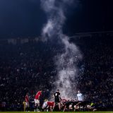 Fotograf: Stephen McCarthy     17. Juni 2017    2. Preis im Segment "Einzelfotos"  Die British & Irish Lions und die Maori All Blacks bei einem Rugby-Spiel im Rotorua International Stadium in Rotorua, Neuseeland.    Alle Spieler der Maori All Blacks müssen eine maorische Abstammung (whakapapa) beweisen. Das Team der British & Irish Lions wird alljährlich von dem Leiter der Tournee aus Spielern aus England, Schottland, Wales und Irland ausgewählt. Dieses Team macht dann eine Tournee durch eine der großen drei Rugby-Union-Nationen der südlichen Halbkugel: Australien, Neuseeland und Südafrika. Das Spiel in Rotorua wurde bei nasser Witterung gespielt und endete mit einem 10:32-Sieg für die Lions.