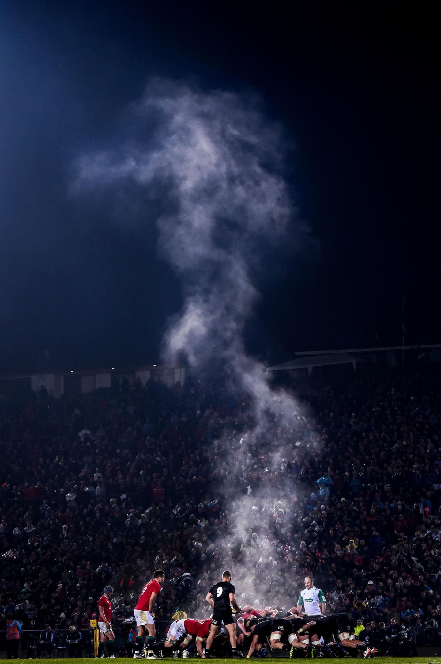 Ausgezeichnete Fotografie: Fotograf: Stephen McCarthy 17. Juni 2017 2. Preis im Segment "Einzelfotos" Die British & Irish Lions und die Maori All Blacks bei einem Rugby-Spiel im Rotorua International Stadium in Rotorua, Neuseeland. Alle Spieler der Maori All Blacks müssen eine maorische Abstammung (whakapapa) beweisen. Das Team der British & Irish Lions wird alljährlich von dem Leiter der Tournee aus Spielern aus England, Schottland, Wales und Irland ausgewählt. Dieses Team macht dann eine Tournee durch eine der großen drei Rugby-Union-Nationen der südlichen Halbkugel: Australien, Neuseeland und Südafrika. Das Spiel in Rotorua wurde bei nasser Witterung gespielt und endete mit einem 10:32-Sieg für die Lions. Fotograf: Stephen McCarthy 17. Juni 2017 2. Preis im Segment "Einzelfotos" Die British & Irish Lions und die Maori All Blacks bei einem Rugby-Spiel im Rotorua International Stadium in Rotorua, Neuseeland. Alle Spieler der Maori All Blacks müssen eine maorische Abstammung (whakapapa) beweisen. Das Team der British & Irish Lions wird alljährlich von dem Leiter der Tournee aus Spielern aus England, Schottland, Wales und Irland ausgewählt. Dieses Team macht dann eine Tournee durch eine der großen drei Rugby-Union-Nationen der südlichen Halbkugel: Australien, Neuseeland und Südafrika. Das Spiel in Rotorua wurde bei nasser Witterung gespielt und endete mit einem 10:32-Sieg für die Lions.
