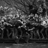 Fotograf: Oliver Scarff     28. Februar 2017    1. Preis im Segment "Einzelfotos"  Die Spieler der beiden gegnerischen Mannschaften, Up’ards and Down’ards, kämpfen um den Ball beim historischen Shrovetide-Fußballspiel in Ashbourne, Derbyshire, Vereinigtes Königreich.    Das Spiel wird von Hunderten Teilnehmern am Faschingsdienstag und am Aschermittwoch jeweils acht Stunden lang ausgetragen. Welcher Mannschaft man angehört, hängt davon ab, an welcher Seite des Henmore-Flusses man geboren wurde: Die Up'ards nördlich, die Down'ards südlich des Flusses. Um ein Tor zu erzielen, muss der Ball dreimal den Mühlstein in einer der drei Meilen voneinander entfernten Steinpyramiden berühren. Regeln gibt es so gut wie keine, nur die historische Regel, dass die Spieler ihre Gegner nicht umbringen dürfen, sowie die modernere Regel, dass der Ball nicht in Taschen, Rucksäcken oder motorisierten Fahrzeugen transportiert werden darf. Der Überlieferung zufolge wird "Royal Shrovetide Football" seit dem 17. Jahrhundert in Ashbourne gespielt.