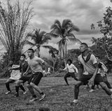 Fotograf: Juan D. Arredondo     16.-25. September 2017    2. Preis im Segment "Serien"  Ehemalige FARC-Guerillas, die nach einem Konflikt von über 50 Jahren die Waffen niedergelegt haben, zogen aus Dschungelkamps in Übergangszonen im ganzen Land um, wo sie demobilisiert werden und lernen, wieder im zivilen Leben Tritt zu fassen. Viele von ihnen beteiligen sich an Fußballspielen mit Mannschaften, die sowohl aus Opfern des Konflikts als auch aus kolumbianischen Soldaten bestehen. Es ist geplant, aus den besten Spielern der Mannschaften aus den Übergangszonen einen "La Paz"-(Friedens-)Fußballverein zusammenzustellen.    Hier zu sehen ist ein Freundschaftsspiel zwischen Soldaten der kolumbianischen Nationalarmee und einer FARC-Mannschaft in Vegaez, Antioquia.