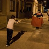 Fotograf: Nikolai Linares     18.-22. Februar 2017    3. Preis im Segment "Serien"  Der Stierkampf, schon seit langem kontrovers, ist sogar in Spanien immer weniger beliebt. Aber im ganzen Land gibt es noch Jungen, die von einem glanzvollen Auftritt in der Arena träumen und Stierkampf-Schulen besuchen. In der Stierkampf-Schule Escuela Taurina Almería, in Almería, Spanien, üben die Jungen im Alter von 10 bis 16 dreimal wöchentlich. Das Mindestalter für die Teilnahme an einer echten corrida mit einem lebenden Stier ist 16 Jahre.    Hier trainieren zwei Jungen aus der Stierkampfschule nachts auf der Straße.