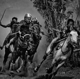 Fotograf: Alain Schroeder     17.-25. September 2017    1. Preis im Segment "Serien"  Kinder-Jockeys reiten ohne Sattel, barfuß und ohne ordentliche Schutzausrüstung auf kleinen Pferden, während der Maen-Jaran-Pferderennen auf der Insel Sumbawa, Indonesien. Die Maen-Jaran-Tradition wird von einer Generation zur nächsten weitergegeben. Früher war es ein Zeitvertreib, mit dem man eine gute Ernte feierte. Im 20. Jahrhundert wurden die Pferderennen auf Sumbawa dann zum Zuschauersport zur Unterhaltung niederländischer Amtsträger.    Die fünf bis zehn Jahre alten Jungen, die fünf bis sechsmal täglich auf ihre kleinen Pferde steigen, erreichen Geschwindigkeiten von bis zu 80 Stundenkilometern. Die Sieger erhalten Geldpreise, die Teilnehmer verdienen 3,50 Euro bis 7 Euro pro Rennen.    Hier zu sehen ist eine Szene aus einem der vielen Rennen an diesem Tag.