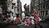 Fotograf: Kadir van Lohuizen     23. Februar 2016 - 9. Juli 2017    1. Preis im Segment "Serien"  Die Menschheit droht im Abfall zu ersticken. Nach Angaben der Weltbank erzeugen wir weltweit 3,5 Millionen Tonnen Festmüll täglich – zehnmal so viel wie vor hundert Jahren. Auf Deponien und Halden wird der Platz knapp. Nach Angaben des Weltwirtschaftsforums wird bis 2050 das Gewicht des in den Ozeanen treibenden Plastiks das Gewicht sämtlicher Fische übertreffen.    Diese Fotos der Abfallentsorgung in Großstädten in der ganzen Welt zeigen, wie verschiedene Gesellschaften ihr Müllproblem lösen – oder eben nicht. In dieser Szene, im Stadtzentrum von Amsterdam, Niederlande, wird Müll abgeholt.