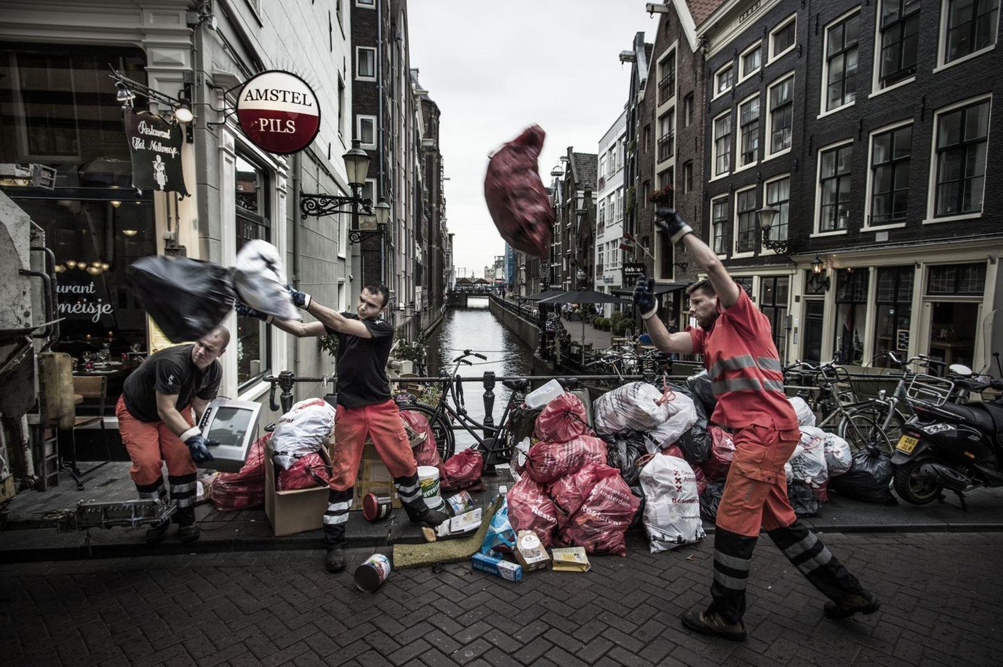 Fotograf: Kadir van Lohuizen     23. Februar 2016 - 9. Juli 2017    1. Preis im Segment "Serien"  Die Menschheit droht im Abfall zu ersticken. Nach Angaben der Weltbank erzeugen wir weltweit 3,5 Millionen Tonnen Festmüll täglich – zehnmal so viel wie vor hundert Jahren. Auf Deponien und Halden wird der Platz knapp. Nach Angaben des Weltwirtschaftsforums wird bis 2050 das Gewicht des in den Ozeanen treibenden Plastiks das Gewicht sämtlicher Fische übertreffen.    Diese Fotos der Abfallentsorgung in Großstädten in der ganzen Welt zeigen, wie verschiedene Gesellschaften ihr Müllproblem lösen – oder eben nicht. In dieser Szene, im Stadtzentrum von Amsterdam, Niederlande, wird Müll abgeholt.