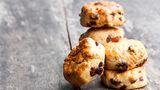 Top: Rosinenbrötchen  Wer auf den süßen Genuss partout nicht verzichten möchte, greift besser nach Rosinenbrötchen. Die warten nur mit 117 Kalorien pro Stück auf.