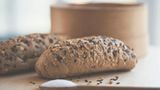 Top: Vollkornbrötchen und -brot  Körner und eine dunkle Farbe sagen übrigens nichts aus, warnt die Stiftung Warentest. Sie emfpiehlt: Fragen Sie gezielt nach Vollkornbrot!