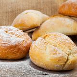 Flop: Weizenbrötchen  Weißmehl-Brot sättigt weniger und liefert weniger Vitamine als das Vollkornmehl.