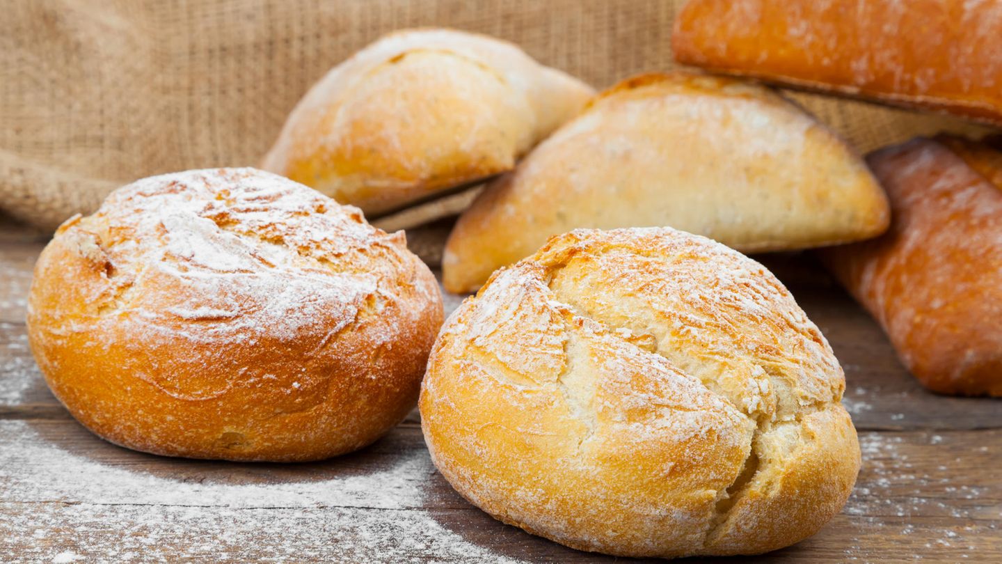 Flop: Weizenbrötchen  Weißmehl-Brot sättigt weniger und liefert weniger Vitamine als das Vollkornmehl.