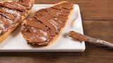 Flop: Nuss-Nougat-Creme  Dieser Frühstücksaufstrich enthält viel Zucker und Fett. 