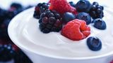 Top: Naturjoghurt  Stiftung Warentest empfiehlt daher, besser zum Naturjoghurt zu greifen und ihn mit Früchten oder Apfelmus aufzupeppen.