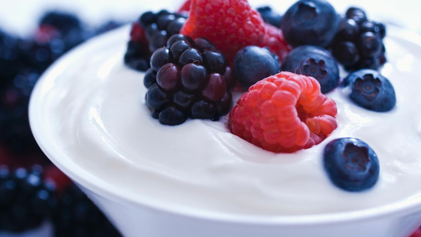 Top: Naturjoghurt  Stiftung Warentest empfiehlt daher, besser zum Naturjoghurt zu greifen und ihn mit Früchten oder Apfelmus aufzupeppen.