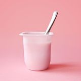 Flop: Fruchtjoghurt  Joghurt enthält Eiweiß, Kalzium und Magnesium. In Fruchtjoghurt steckt aber oft viel zugesetzter Zucker. 