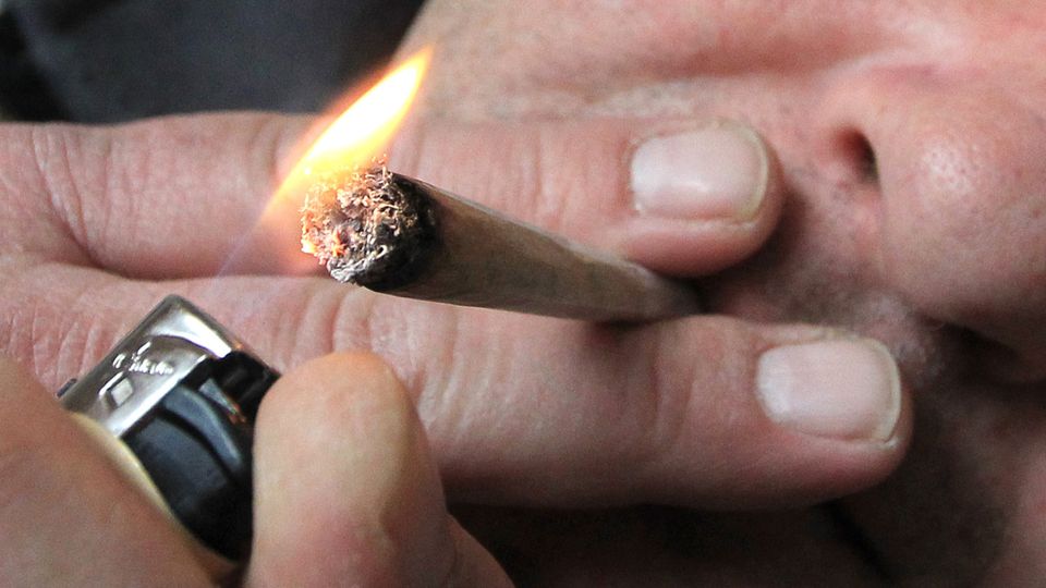 München: 72-jährige "Kiffer-Oma" wegen Gras-Dealens vor Gericht – Urteil der Richterin überrascht München: 72-jährige "Kiffer-Oma" wegen Gras-Dealens vor Gericht – Urteil der Richterin überrascht