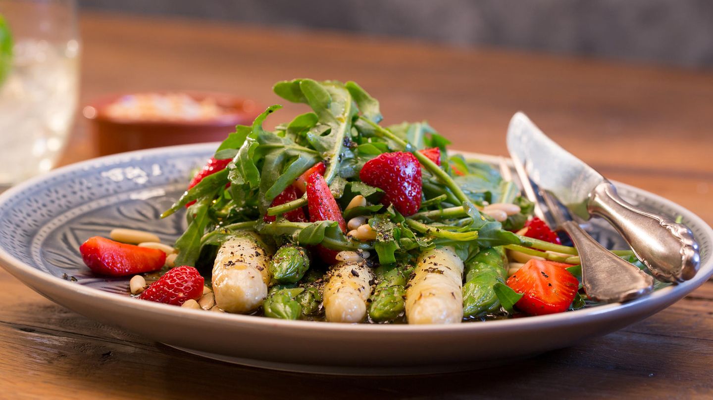 Fruchtig-frische Mahlzeit: Leckerer Spargel-Erdbeer-Salat: Das einfache Rezept im Video