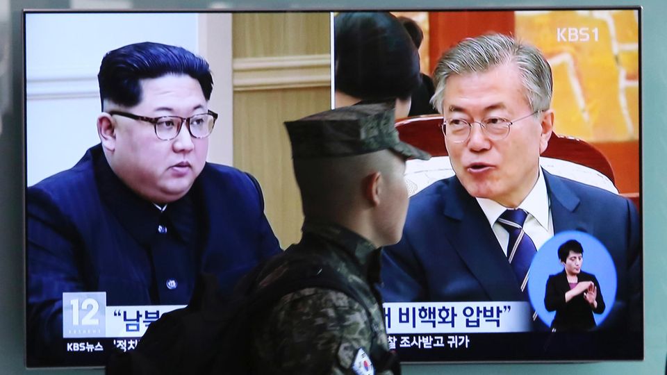 Nordkoreas Machthaber Kim Jong Un (l.) und Südkoreas Präsident Moon Jae In (r.)