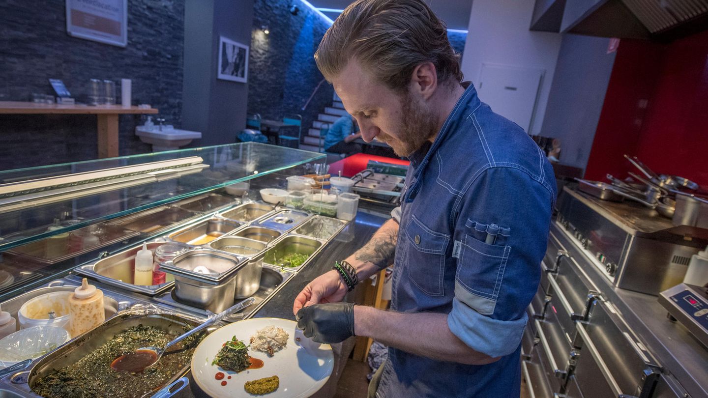 Einen Vorspeisenteller zeigt ein Koch im Szene-Restaurant "Guck mal wer da kocht". Das Konzept der beiden Betreiber sieht vor, die Betreiber des Restaurant innerhalb weniger Wochen zu wechseln, um so den Gästen eine stets wechselnde Küche zu bieten.