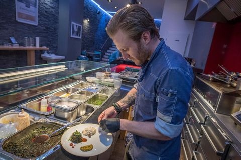 Einen Vorspeisenteller zeigt ein Koch im Szene-Restaurant "Guck mal wer da kocht". Das Konzept der beiden Betreiber sieht vor, die Betreiber des Restaurant innerhalb weniger Wochen zu wechseln, um so den Gästen eine stets wechselnde Küche zu bieten.