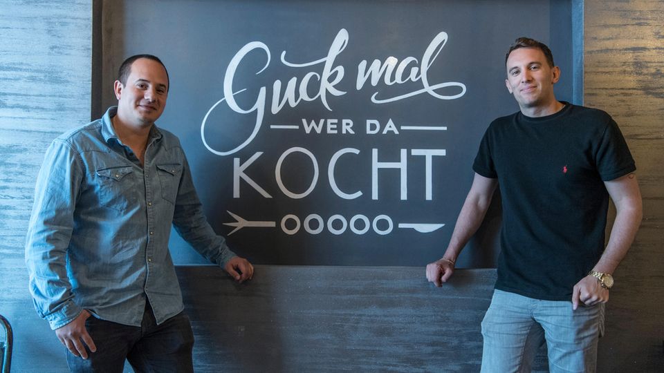 "Guck mal, wer da kocht": Hernando Ospina (l) und Daniele Marino stehen in ihrem Restaurant "Guck mal wer da kocht". Hernando Ospina (l) und Daniele Marino stehen in ihrem Restaurant "Guck mal wer da kocht".