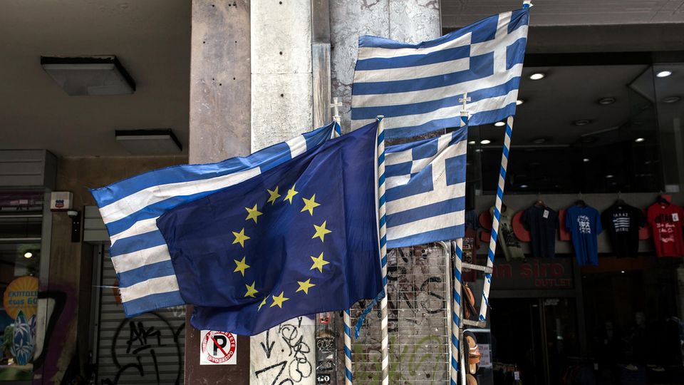 Griechenland: Eine EU-Flagge und griechische Flaggen wehen
