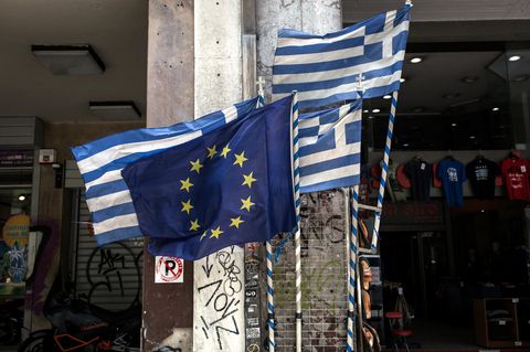 Griechenland: Eine EU-Flagge und griechische Flaggen wehen