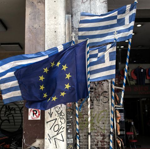 Griechenland: Eine EU-Flagge und griechische Flaggen wehen
