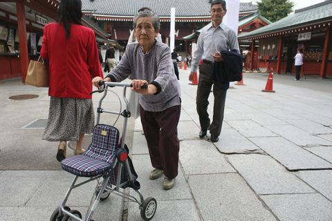 Ältere japanische Frau mit Rollator