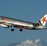 Auf der Strecke von Melbourne nach Brisbane kostet das Ticket zum Starter-Tarif bei der australischen Jetstar 86,42 Euro, der zusätzliche Koffer 31,31 Euro, was einem Aufpreis von 36 Prozent entspricht.