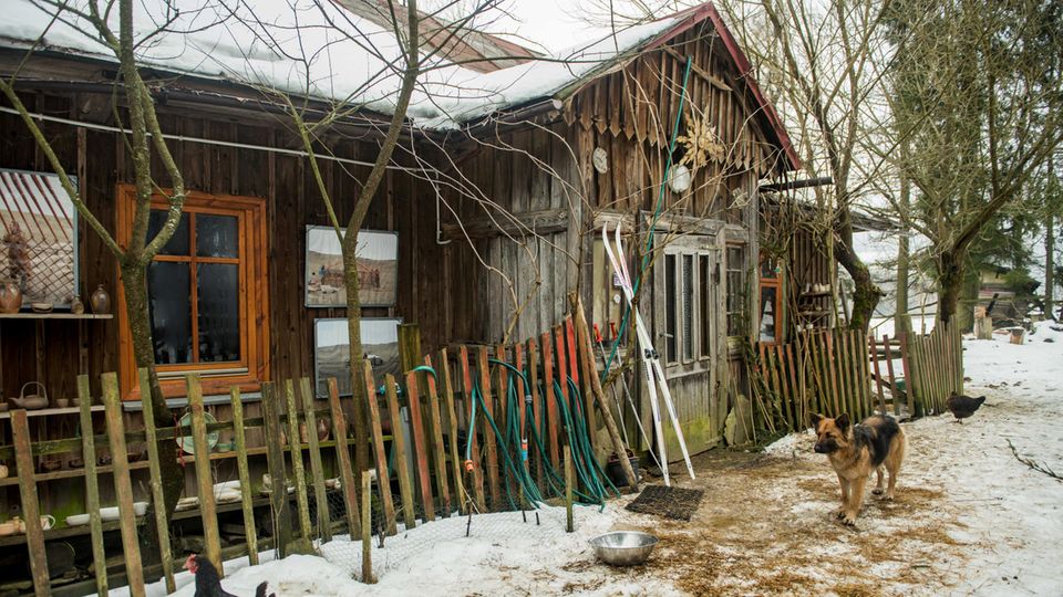 Polen: In diesem Holzhaus im kleinen Dorf Czarne an der Grenze zur Slowakei gründeten Stasiuk und Sznajderman ihren Verlag In diesem Holzhaus im kleinen Dorf Czarne an der Grenze zur Slowakei gründeten Stasiuk und Sznajderman ihren Verlag
