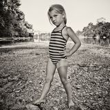 Mädchen im Badeanzug