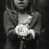 Mädchen mit ausgefallenem Zahn