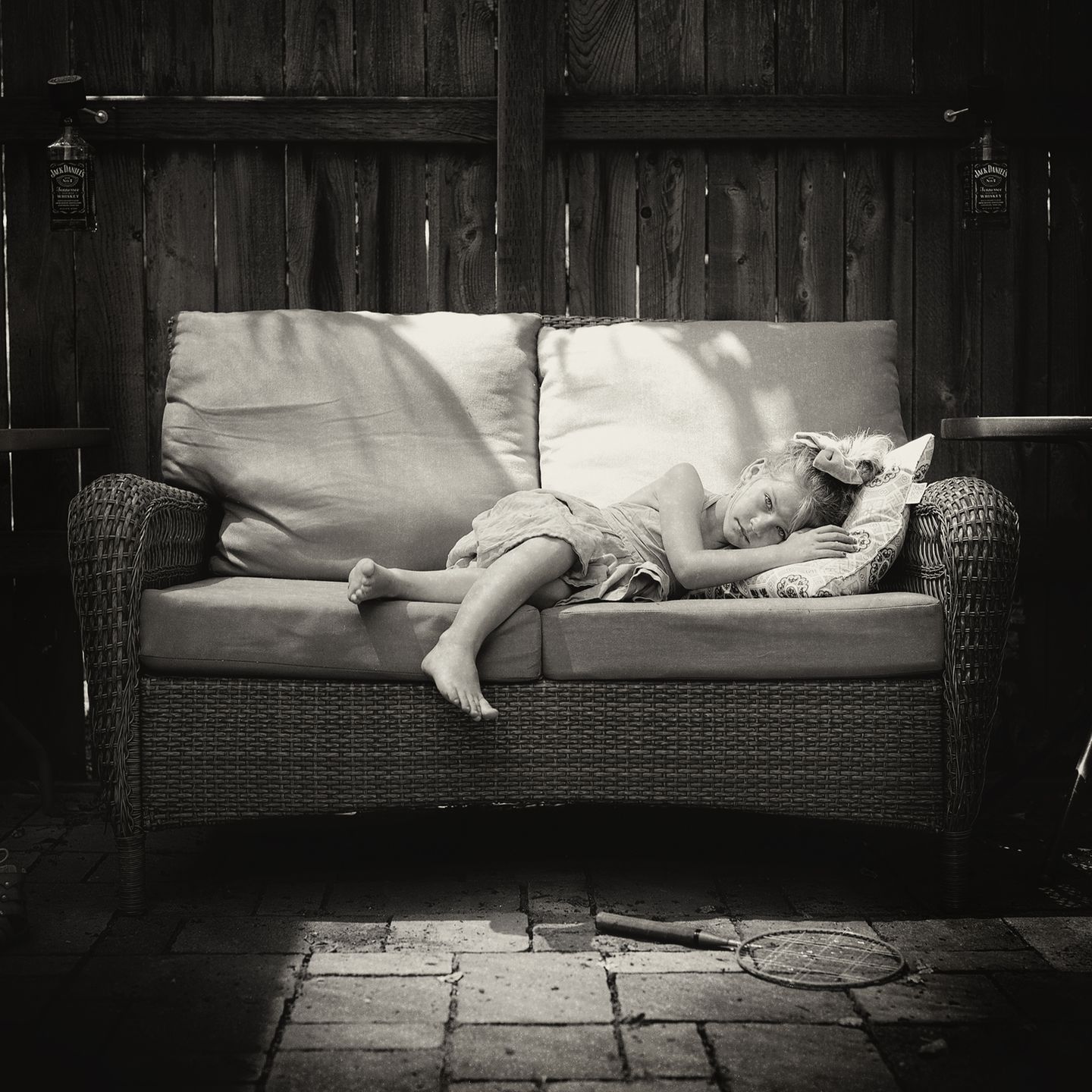 Mädchen liegt auf Gartensofa