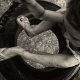 Mädchen sitzt auf Reifen