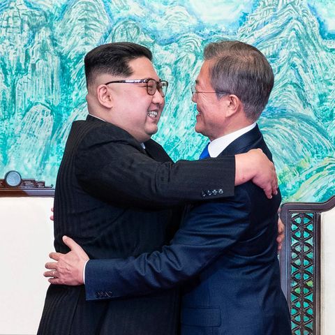 Nordkoreas Diktator Kim Jong-un und Südkoreas Präsident Moon Jae-in umarmen sich