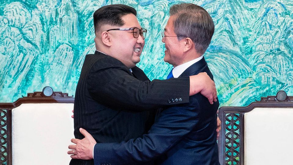 Nordkoreas Diktator Kim Jong-un und Südkoreas Präsident Moon Jae-in umarmen sich
