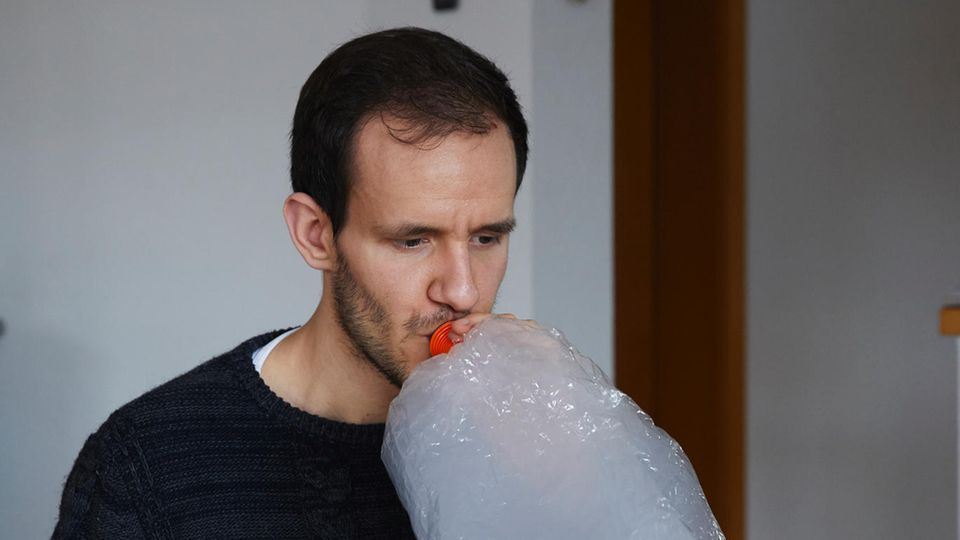 Heilkraut: Morbus Crohn "Ich leide an der entzündlichen Darmerkrankung Morbus Crohn. Bauchkrämpfe, blutige Durchfälle – ich ging irgendwann nicht mehr aus dem Haus. Jahrelang habe ich Medikamente genommen, die das Immunsystem unterdrücken. Meine Haare fielen aus, mein Gesicht quoll auf. Als ich ein neues Mittel bekam, das Krebs verursachen kann, fing ich an, illegal mit Cannabis zu experimentieren. Im Internet hatte ich gelesen, dass das bei Crohn helfen kann. Mit selbst gemixten Blüten-Extrakten wurde ich fast symptomfrei. Mein Arzt glaubte mir – und verschreibt mir heute die Blüten." Manuel Raff, 23 Morbus Crohn "Ich leide an der entzündlichen Darmerkrankung Morbus Crohn. Bauchkrämpfe, blutige Durchfälle – ich ging irgendwann nicht mehr aus dem Haus. Jahrelang habe ich Medikamente genommen, die das Immunsystem unterdrücken. Meine Haare fielen aus, mein Gesicht quoll auf. Als ich ein neues Mittel bekam, das Krebs verursachen kann, fing ich an, illegal mit Cannabis zu experimentieren. Im Internet hatte ich gelesen, dass das bei Crohn helfen kann. Mit selbst gemixten Blüten-Extrakten wurde ich fast symptomfrei. Mein Arzt glaubte mir – und verschreibt mir heute die Blüten." Manuel Raff, 23