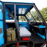 Die Karosserie besteht aus einem extrem robusten Holz-Komposit-Material. Vergleichbar den Siebdruckplatten, die im Bühnen- und Messebau eingesetzt werden