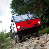 Der Fahrzeugboden ist vor Beschädigungen geschützt. Bodenfreiheit und Böschungswinkel sind hoch, das Fahrzeuggewicht klein