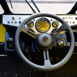 Überraschung: Der Fahrer sitzt mittig in der Drei-Mann-Kabine. Der OX fährt so im Rechts- und im Linksverkehr mit