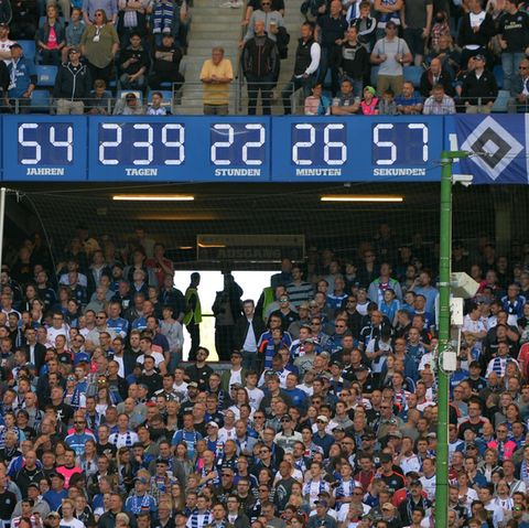 Die berühmte Bundesliga-Uhr im Volksparkstadion des HSV
