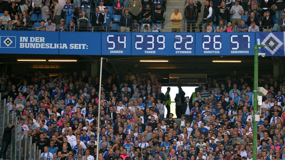 Die berühmte Bundesliga-Uhr im Volksparkstadion des HSV