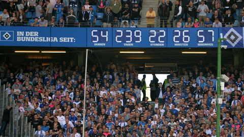 Die berühmte Bundesliga-Uhr im Volksparkstadion des HSV