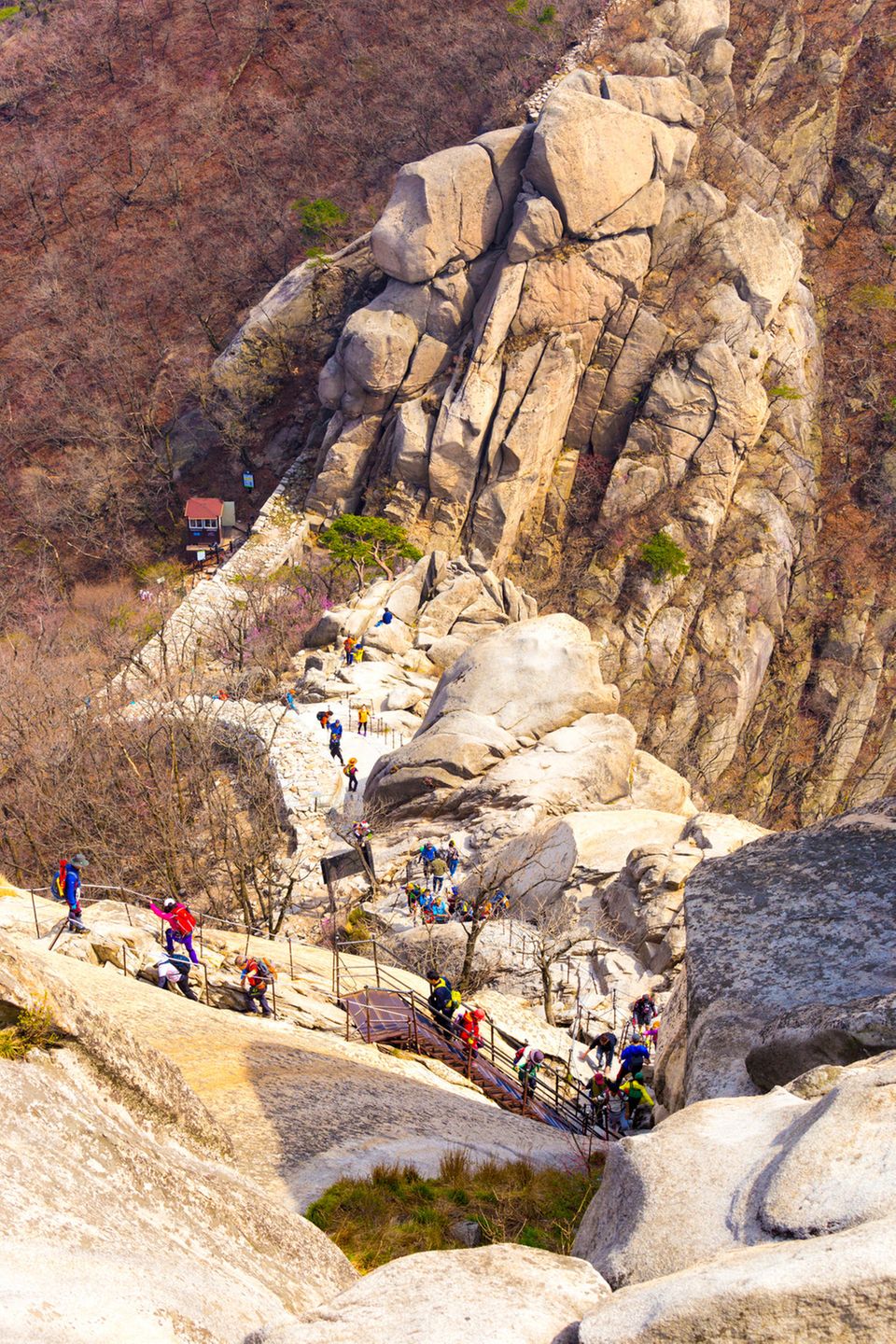 Wandern in Südkorea: Hoch hinaus im Bukhansan-Nationalpark: Die Weg sind gut ausgebaut und bestens ausgeschildert. Hoch hinaus im Bukhansan-Nationalpark: Die Weg sind gut ausgebaut und bestens ausgeschildert.