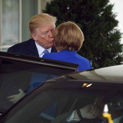 Donald Trump begrüßt Angela Merkel mit einem schnellen Küsschen.