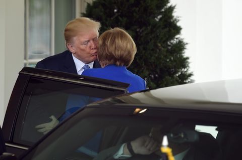 Donald Trump begrüßt Angela Merkel mit einem schnellen Küsschen.