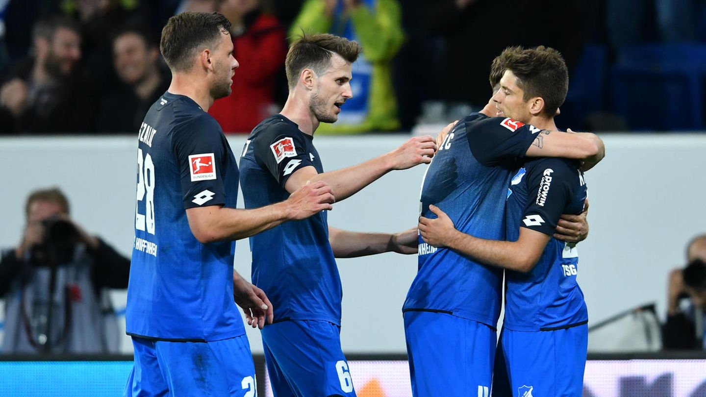 Bundesliga: Spieler der TSG 1899 Hoffenheim feiern ein Tor beim Sieg über Hannover 96