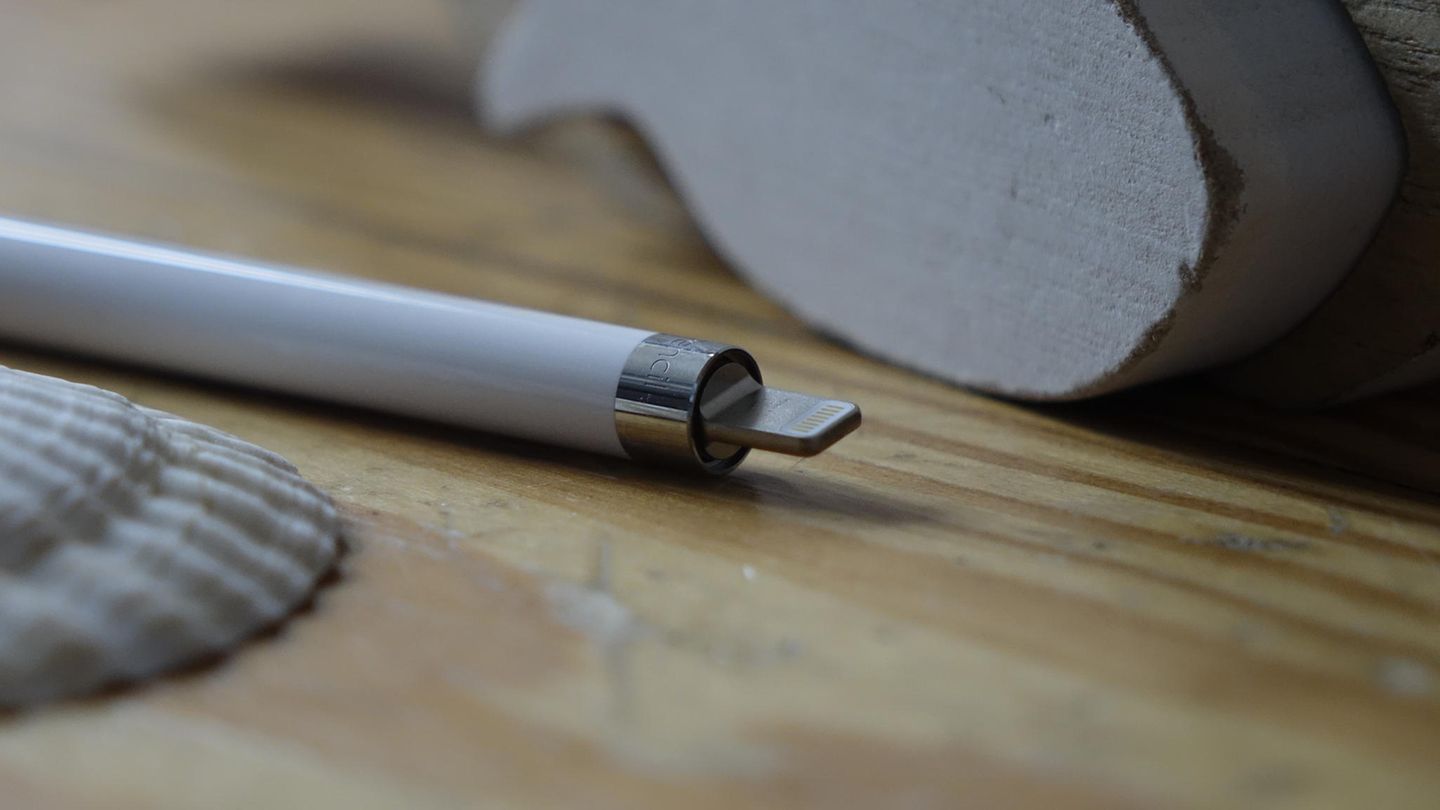 Geladen wird der Apple Pencil mit dem Lightning-Port.