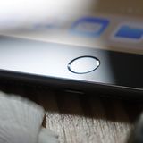 Das iPad hat im Gegensatz zum iPhone X noch einen Home-Button mit Fingerabdruckscanner.